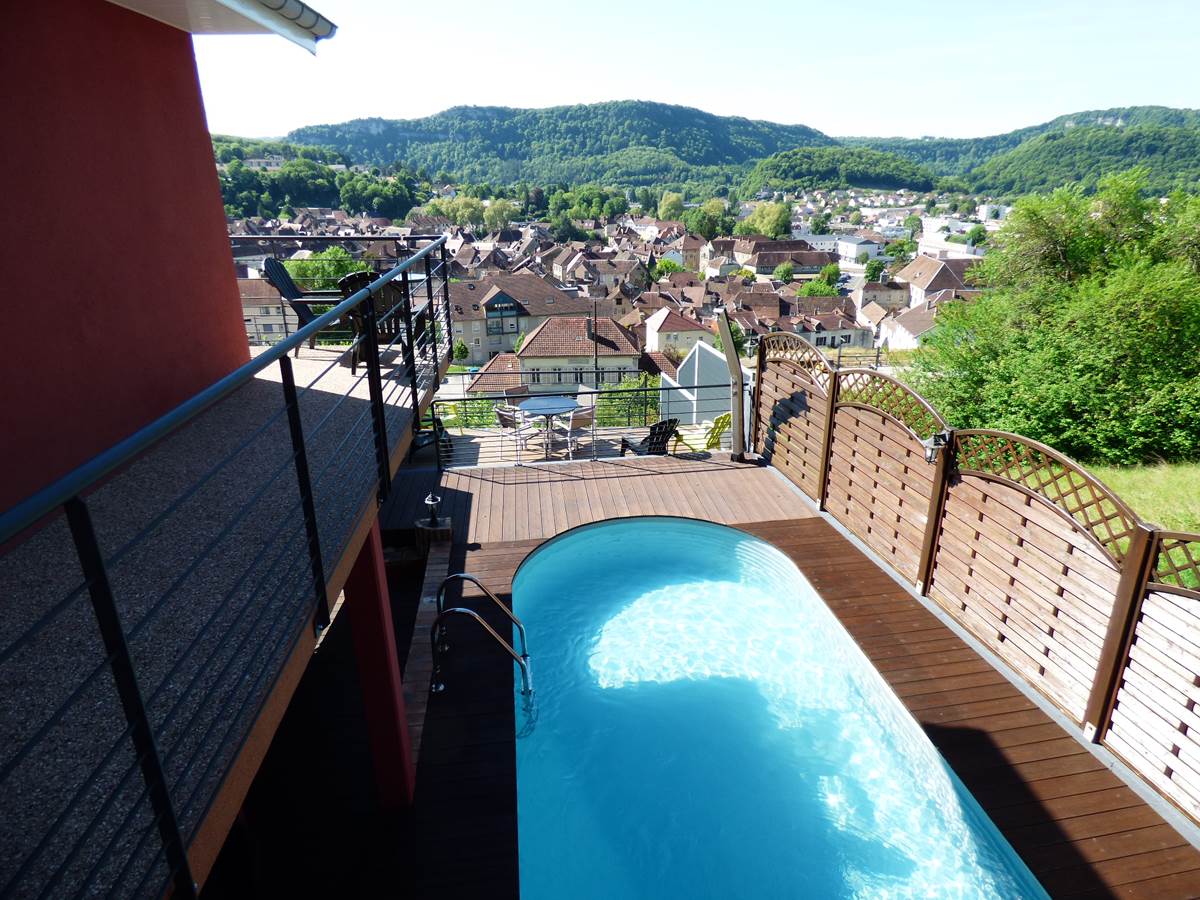 Vue piscine et ville2 Chambres d'Hôtes La Colline aux Yeux Doubs