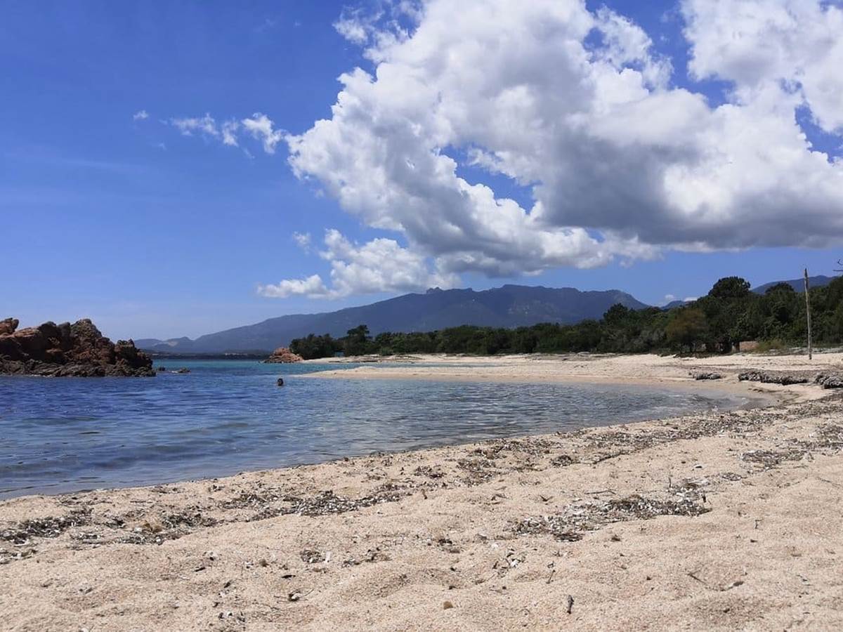 plage-sable-rochers-vue-montagne