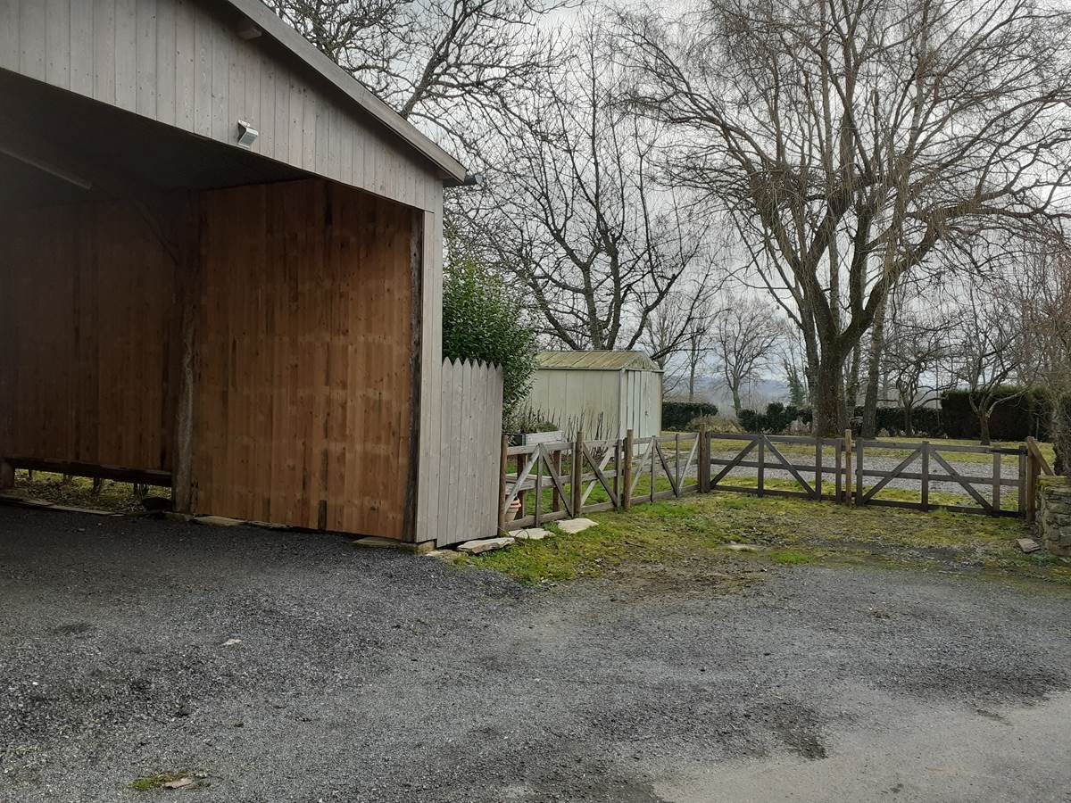 ABRI POUR VOITURE ATTENANT AU JARDIN PRIVATIF