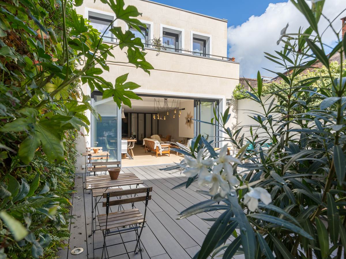 La maison, vue de la terrasse.