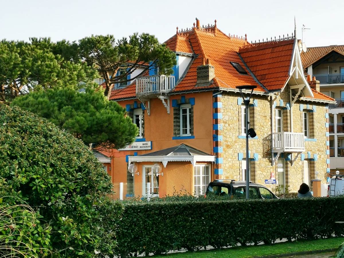 façade de côter avec buisson