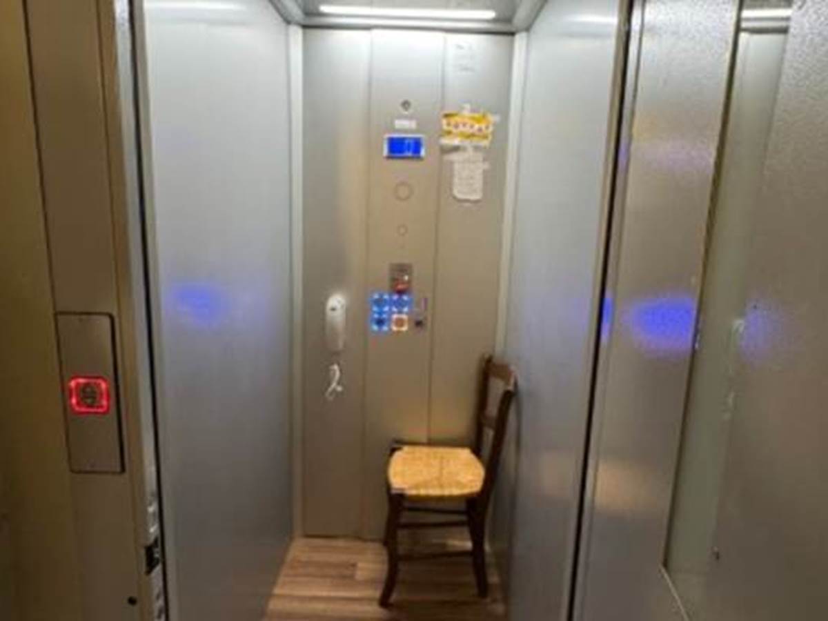 ascenseur :disponible pour personne à mobilité réduite-galerie