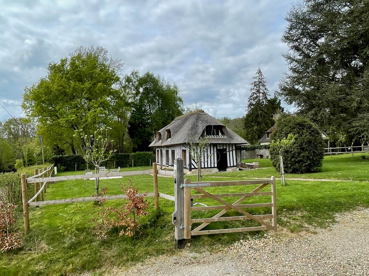 Jardin-au-printemps-chaumiere-tourville-en-auge-normandie