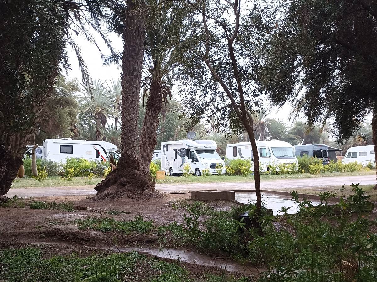 Campings-cars à Ouijjane - Sous les palmiers bleus.  les "seguias"