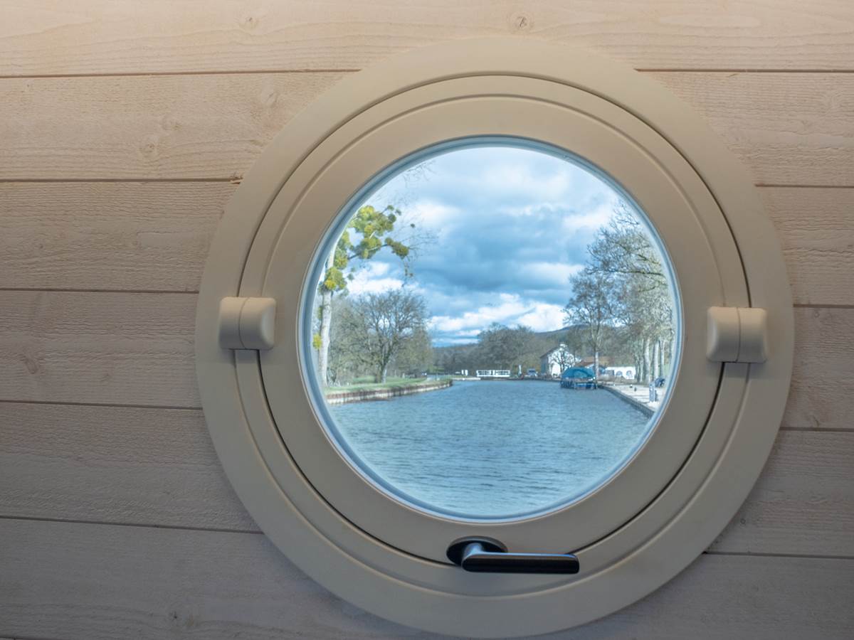 Gîte flottant amarré 250m amont de l'écluse du Banet