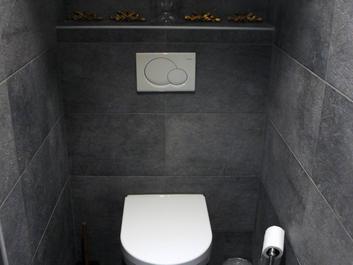 La Colombière : WC avec porte de séparation salle de bain Colombe Diamant
