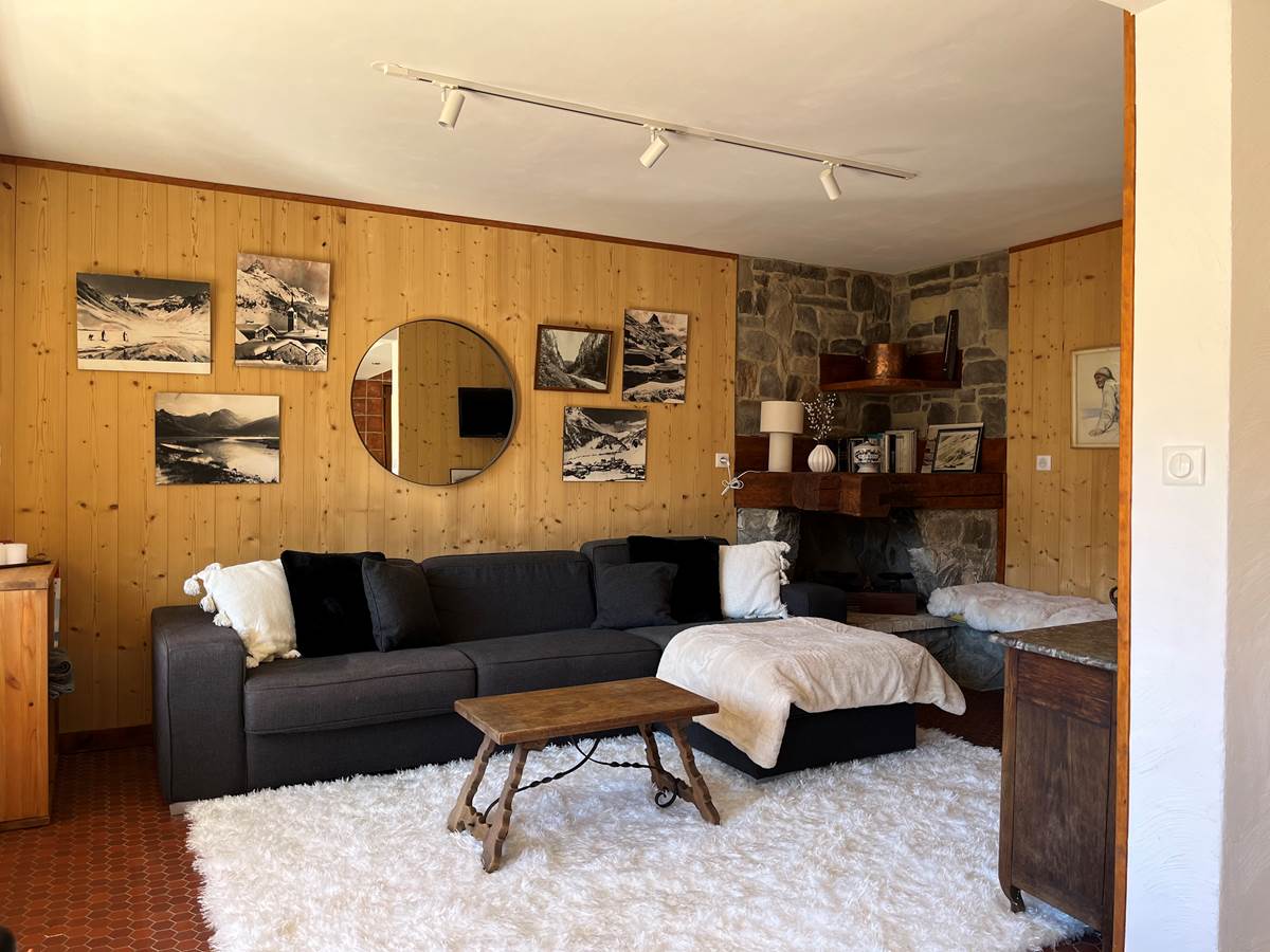 salon moderne, décoration montagnarde chaleureuse