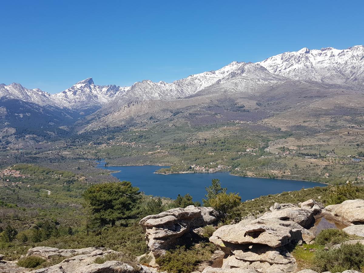 Lac de Calacuccia et la chaîne de montagnes (Paglia Orba, Monte Cintu...)