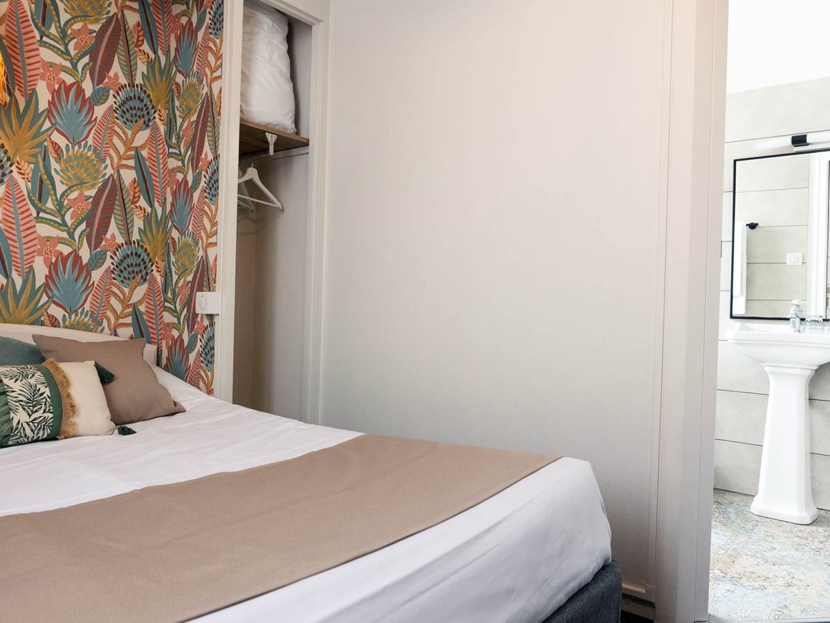 hotel La Villa Rose Marie Saint Brevin océan chambre familiale 4 personnes lit double lit superposé douche petit déjeuner diner restaurant terrasse sous les pins