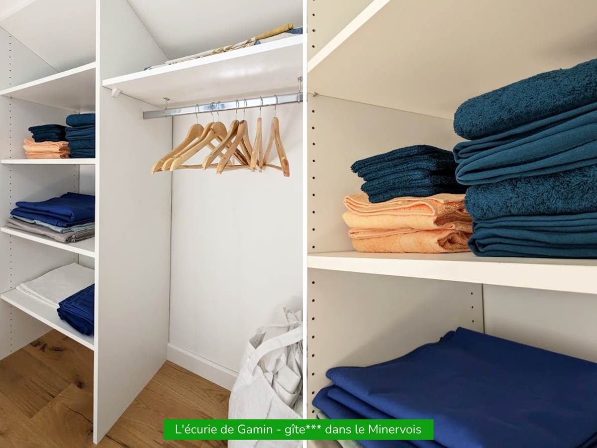 Chambre "rivière : zoom sur la penderie intégrée et son linge de toilette fourni !