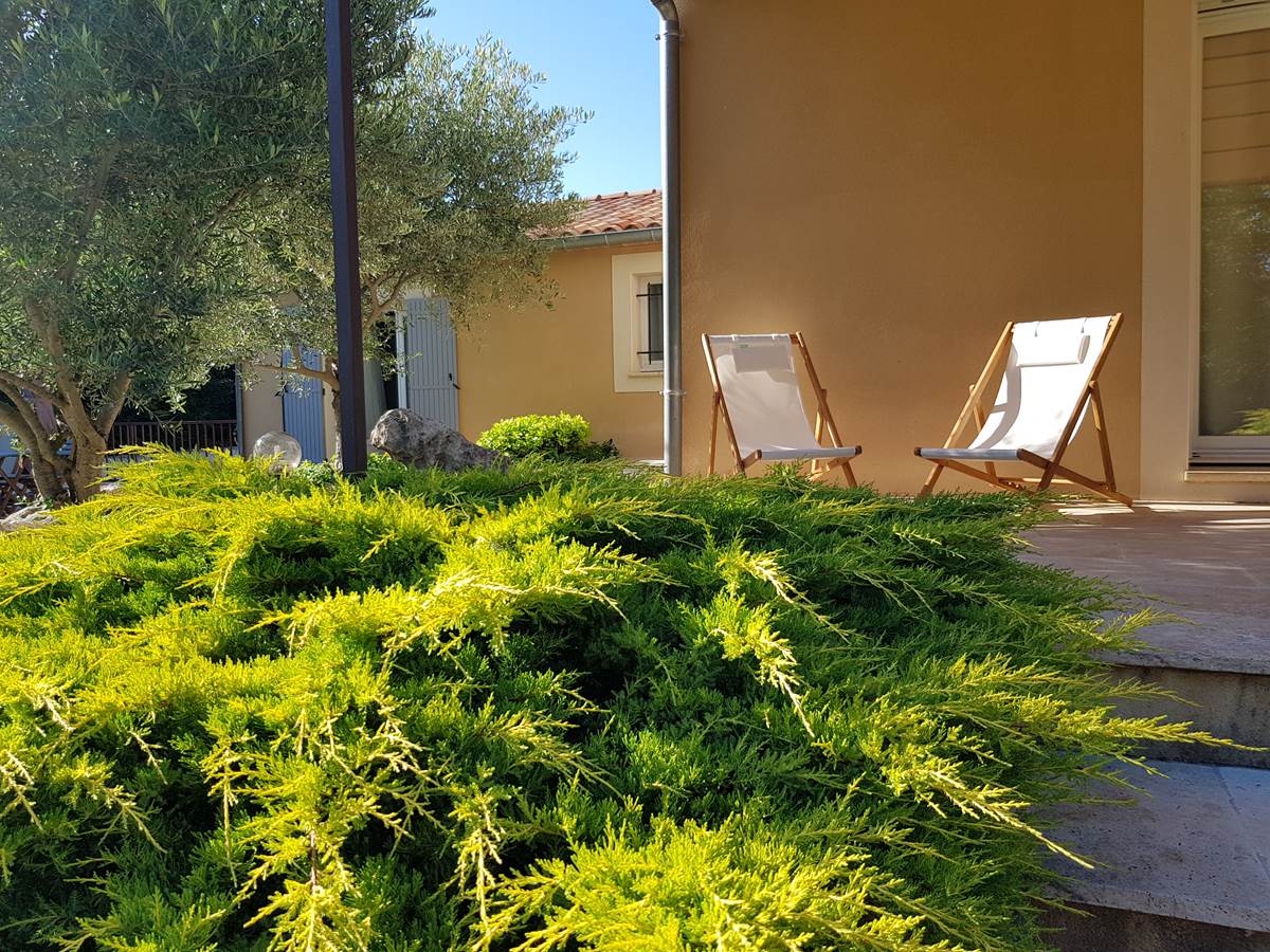 Chaises longues sur la terrasse du gîte Moments merveilleux en Provence