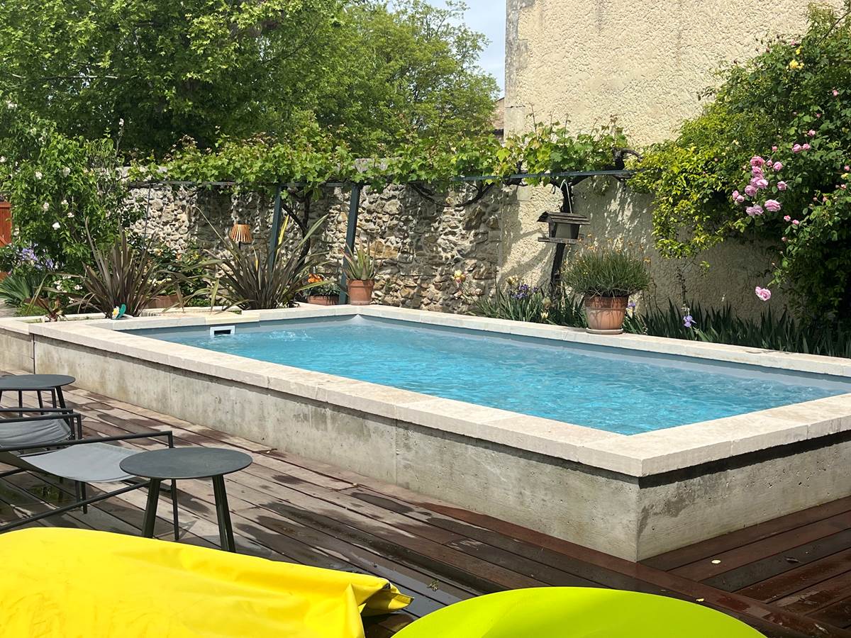Piscine dans notre jardin de curé à Lapalud Vaucluse