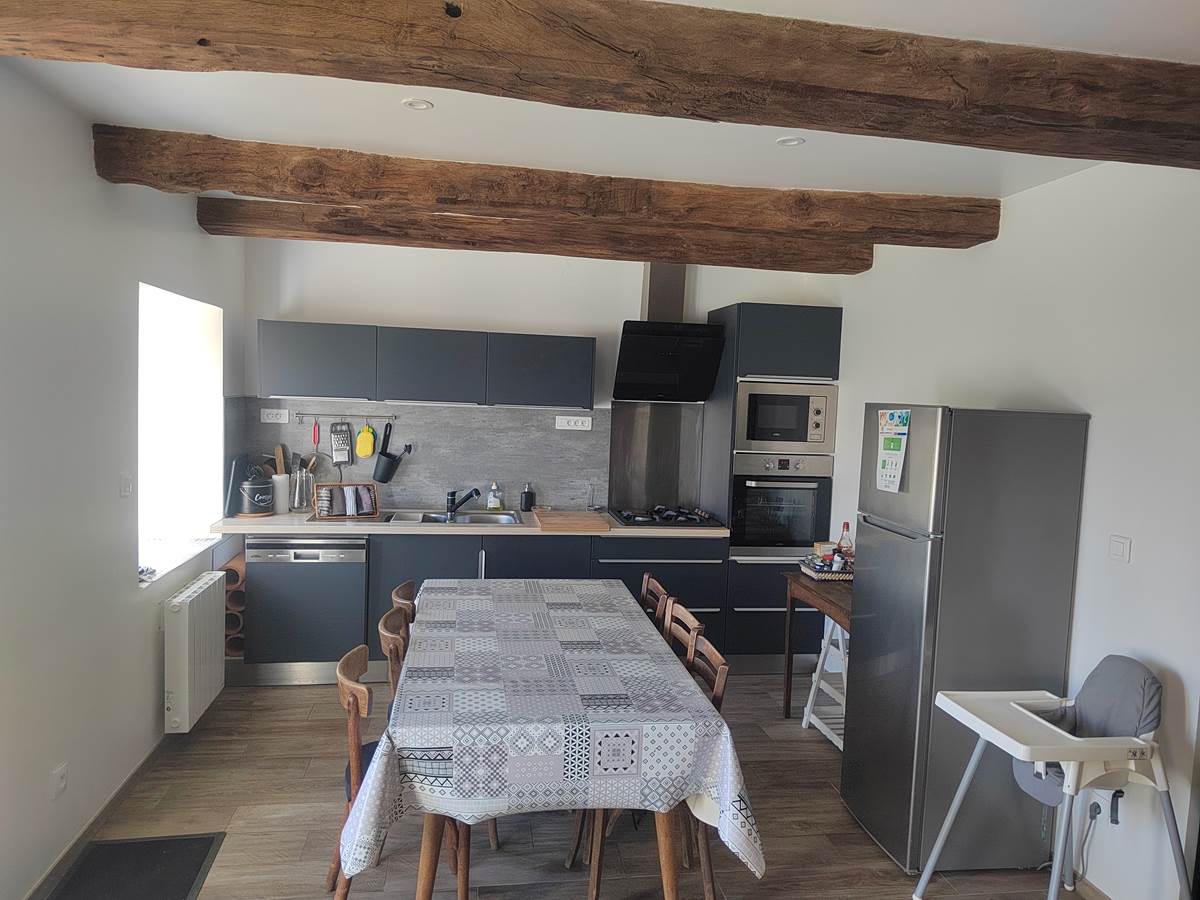 Cuisine équipée ouverte sur la pièce à vivre-galerie