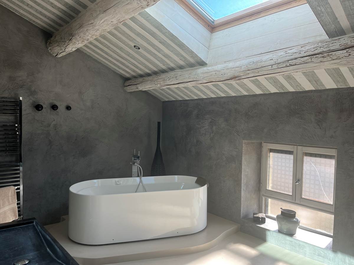 salle de bain vue sur les les toits du village Vaucluse Provence