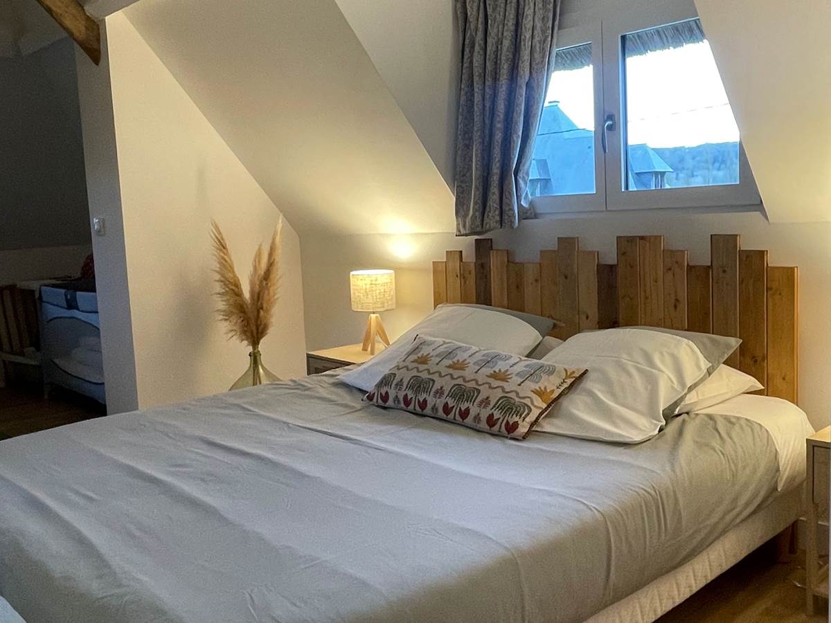 La chambre familiale 'La Grange' sous son plafond cathedrale