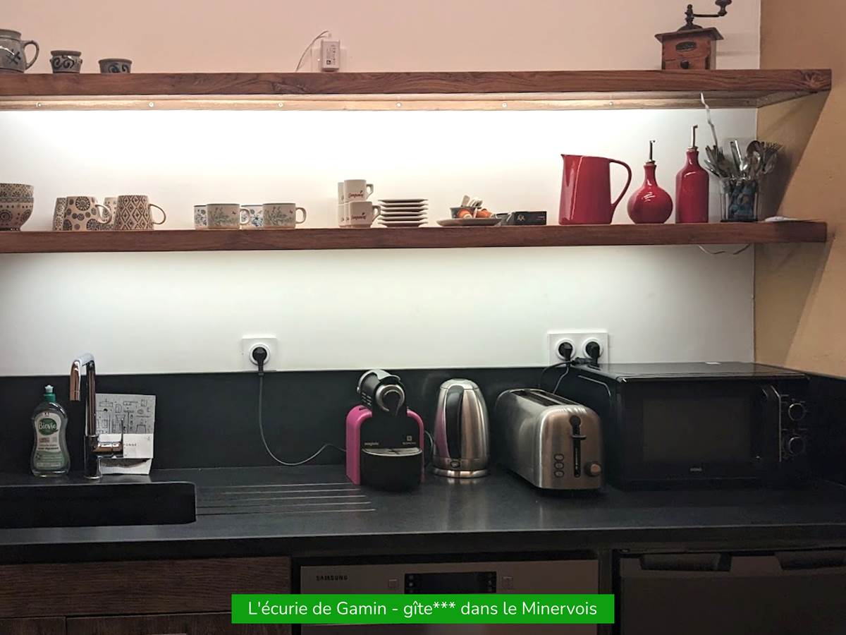 Coin cuisine : évier / machine à café / bouilloire / grille-pain / lave-vaisselle / réfrigérateur