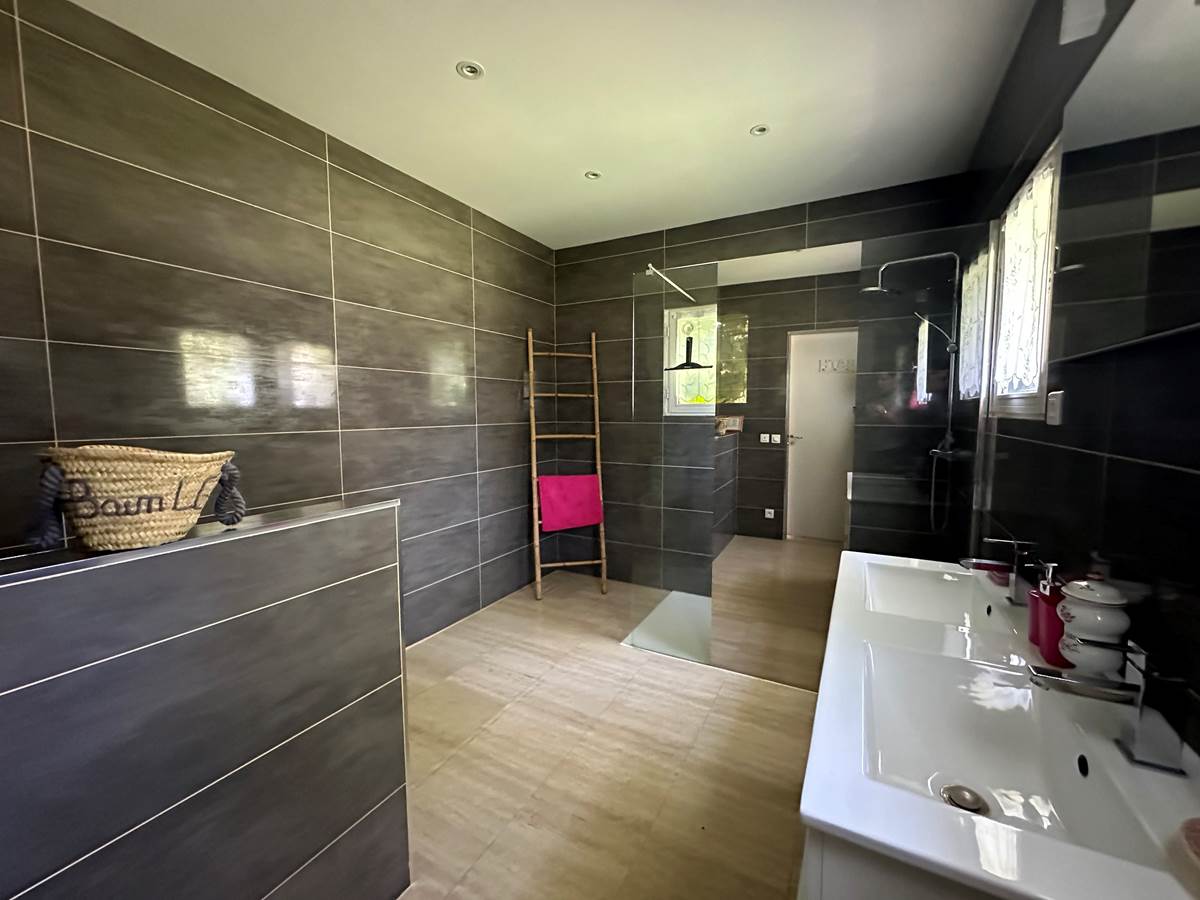 la salle de bain de la suite Pivoine