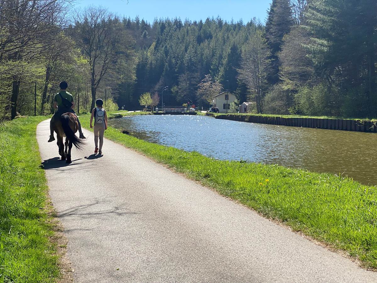 La voie bleue, piste cyclable bordant le domaine