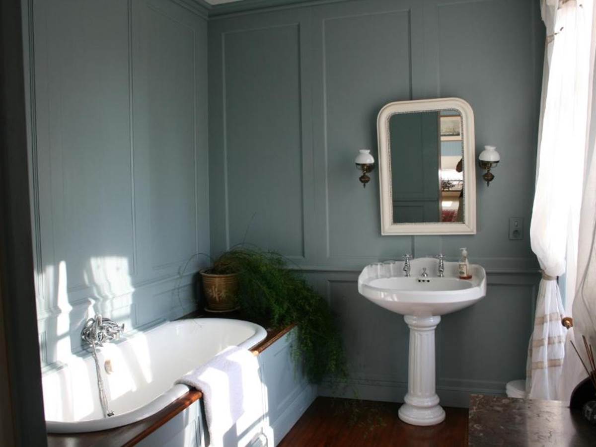 Salle de bain de la chambre bleue, avec parquet en acajou
