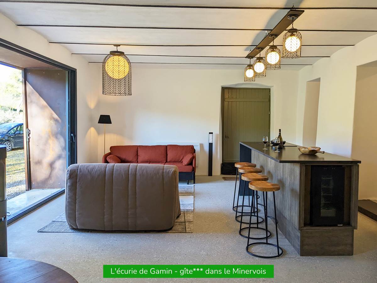 Grande pièce à vivre : véranda / coin bar avec tabourets / cuisine équipée / cave à vin approvisionnée