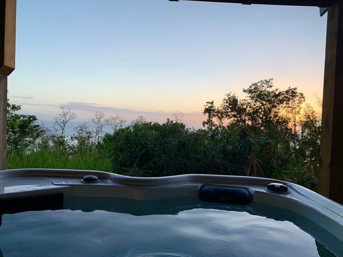 Profitez de couchers de soleil unique en sirotant votre ti-punch dans votre spa privatif