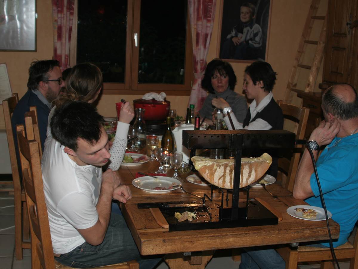 Convivialité de la soirée "raclette"