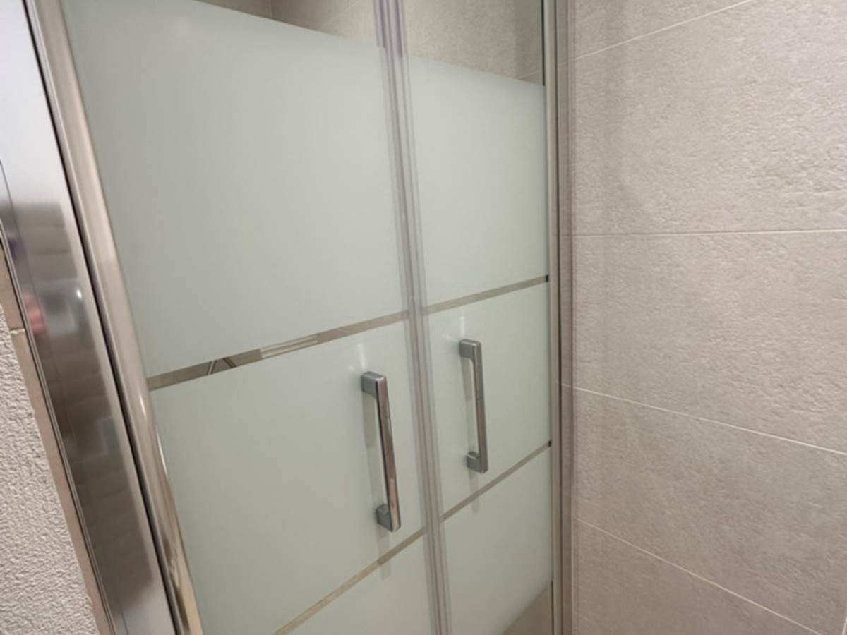 Douche avec porte