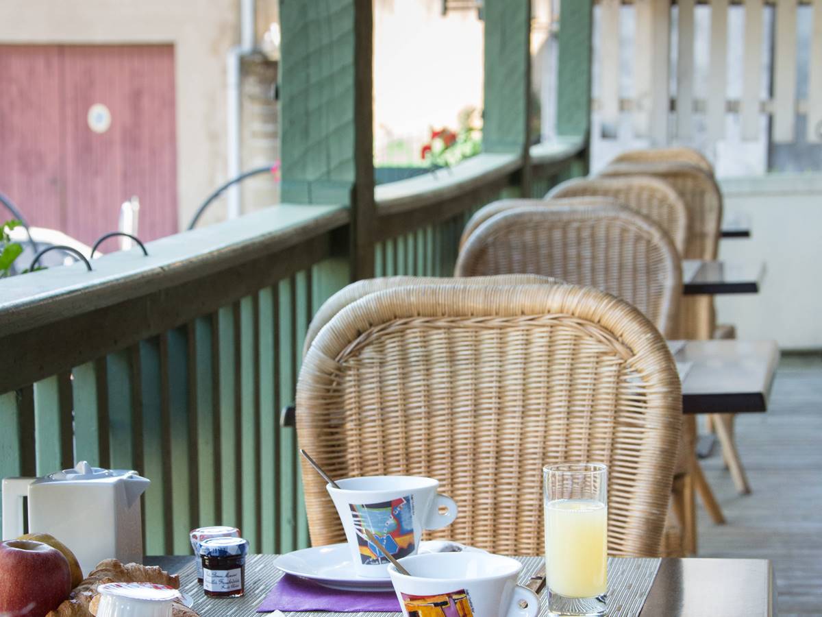 Petit déjeuner en terrasse Le Relais de Vellinus Hotel Beaulieu sur Dordogne