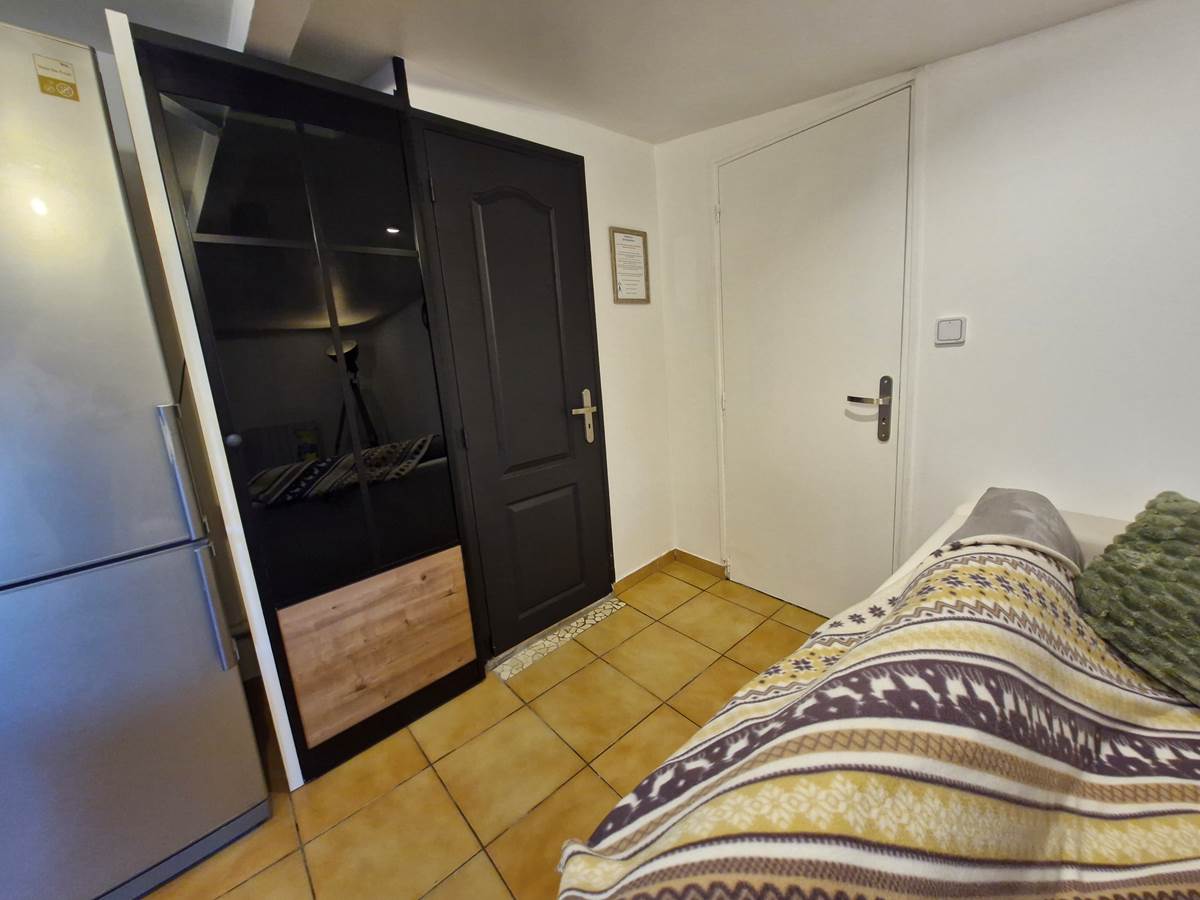 Vue sur Placard technique, porte WC (indépendant) et porte chambre-galerie