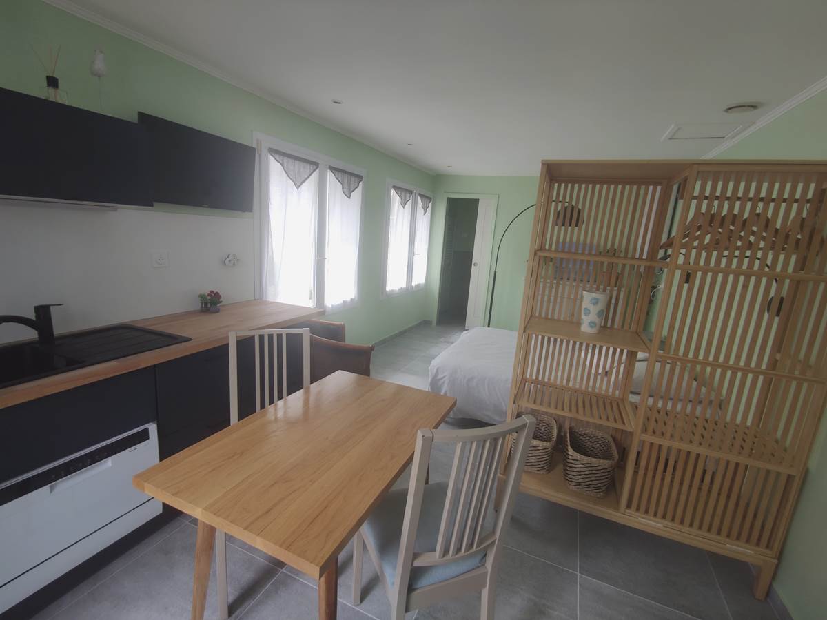 Maison Réthaise 1 : charme, art et confort au centre de La Flotte Une maison soigneusement aménagée avec des pièces lumineuses et tout le nécessaire pour un séjour agréable.