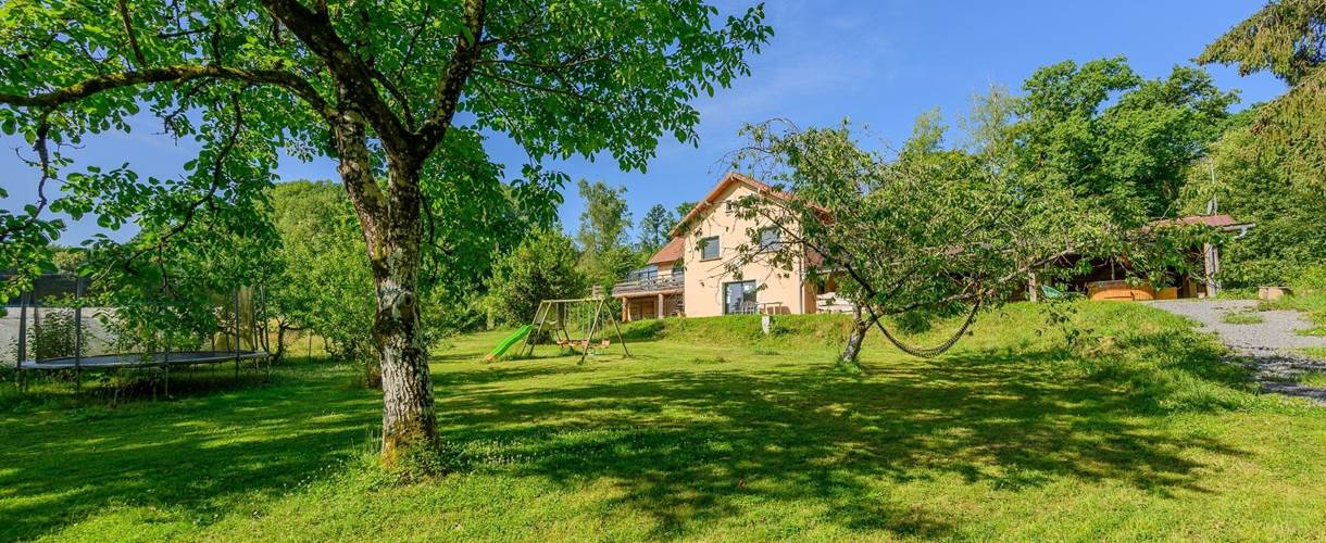 Notre maison d'hôtes située en pleine nature, en bordure de forêt, entourée de bois et de parcs, à 800m du village de Ballay situé à 5 min de Vouziers dans les Ardennes crédit photo: Thibaut Schenkel