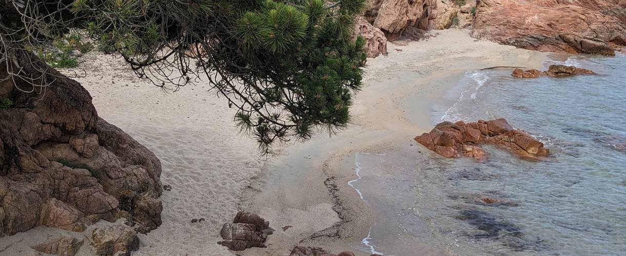 petite-crique-sable-rochers-cala-rossa