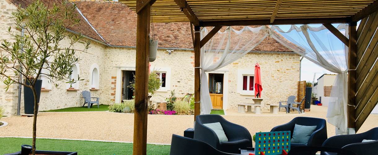 pergolas-cour-hameau-des-deux-ailes