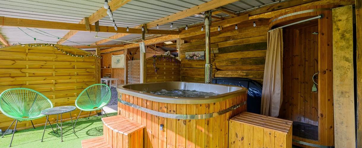 Espace bien-être : bain nordique avec eau chauffée à 38°C et douche extérieure. crédit photo Thibaut Schenkel