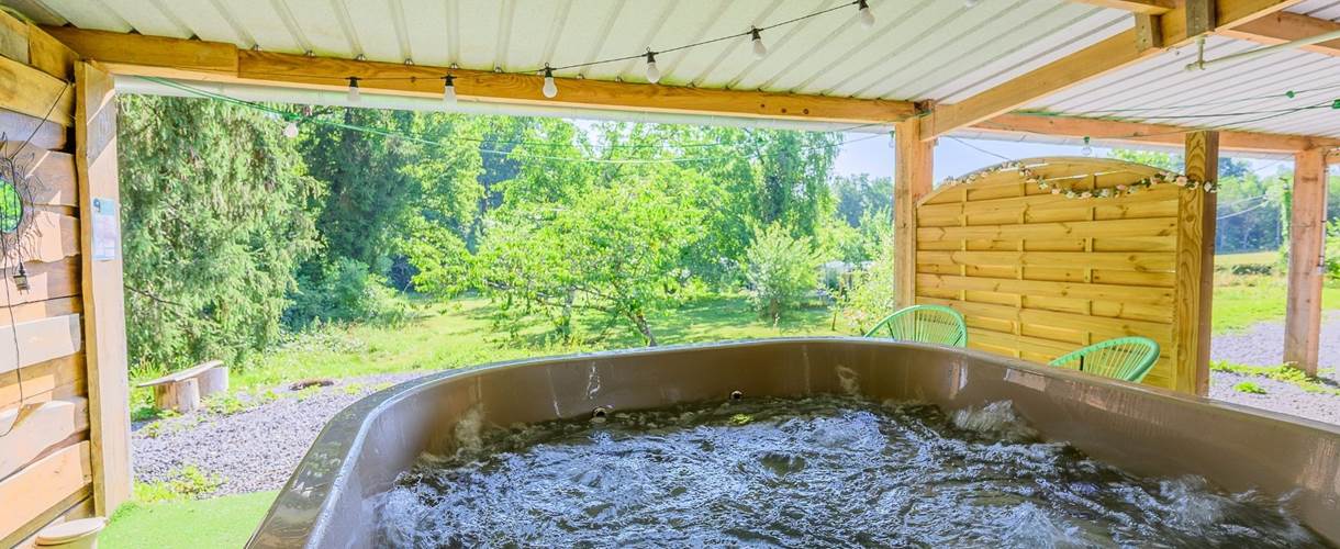 Espace bien-être : bain nordique avec eau chauffée à 38°C et douche extérieure. crédit photo Thibaut Schenkel