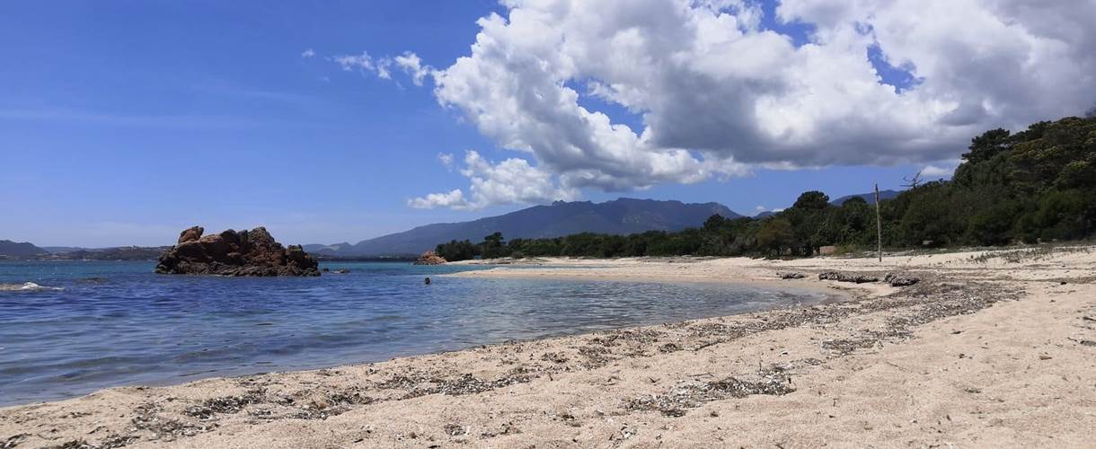 plage-sable-rochers-vue-montagne