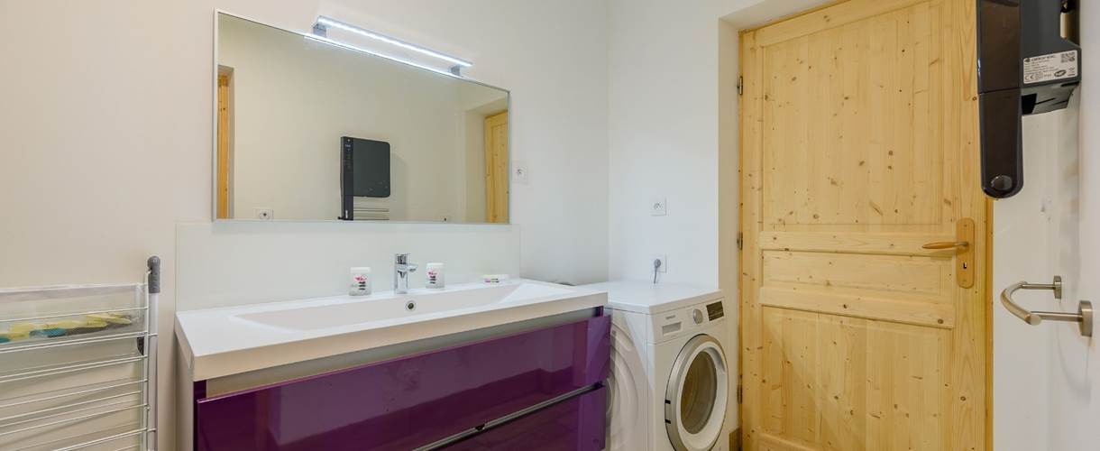 salle de bains et sa machine à laver crédit photo : Thibaut Schenkel