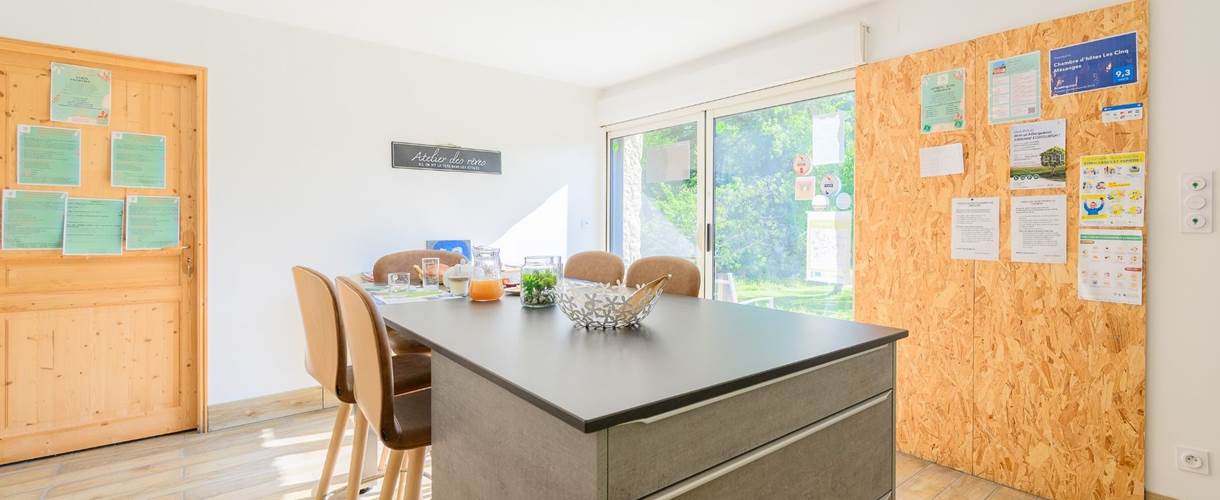 espace cuisine où vous sera servi le petit déjeuner crédit photo : Thibaut Schenkel