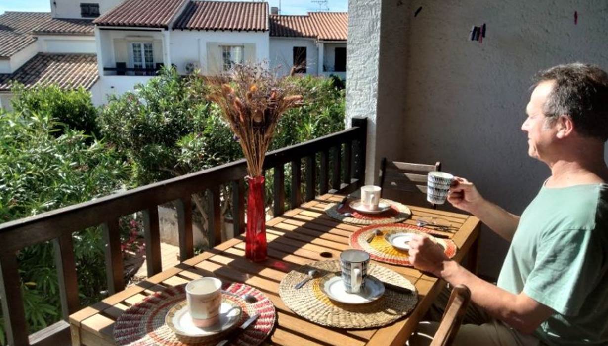petit déjeuner sur la terrasse ensoleillée