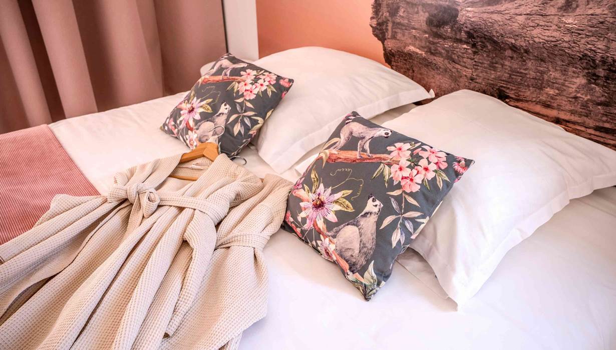 Linge de lit soigné, peignoirs et décoration personnalisée : chaque chambre de Casa Nova, en Corse-du-Sud, est préparée avec une attention particulière au confort des hôtes.