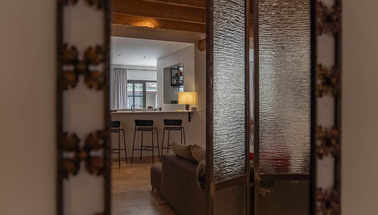 l'accueil de Marcelle en Camargue vous invite à la sérénité : calme, oeuvres d'art, boutique et espace libre service pour un  thé ou gouter les vins locaux