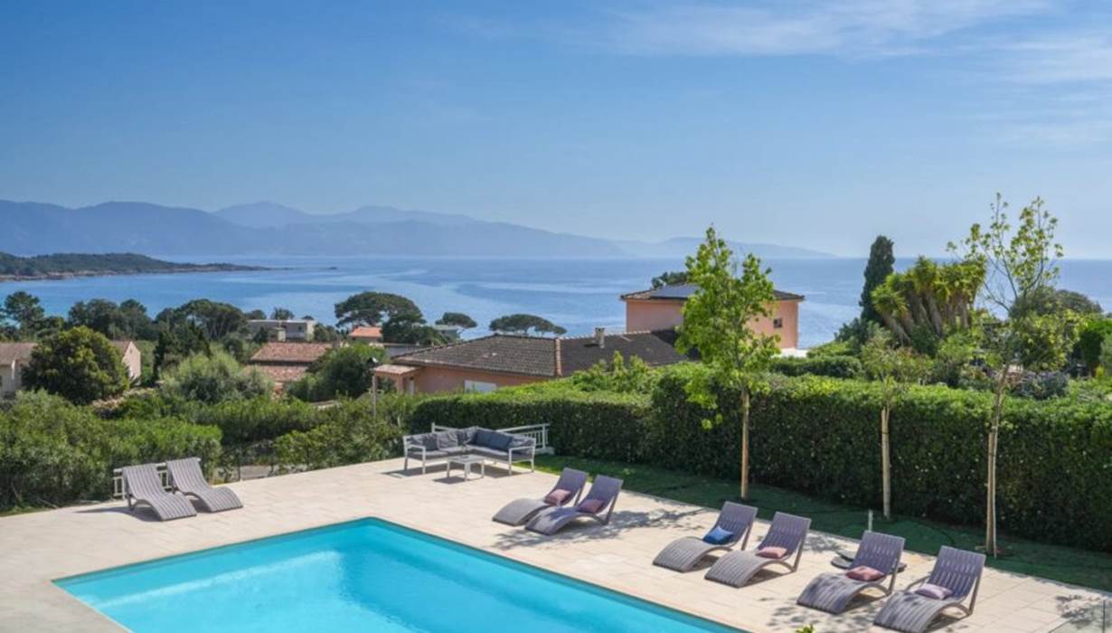 casa-nova-sagone-transats-piscine-vue-mer.jpg