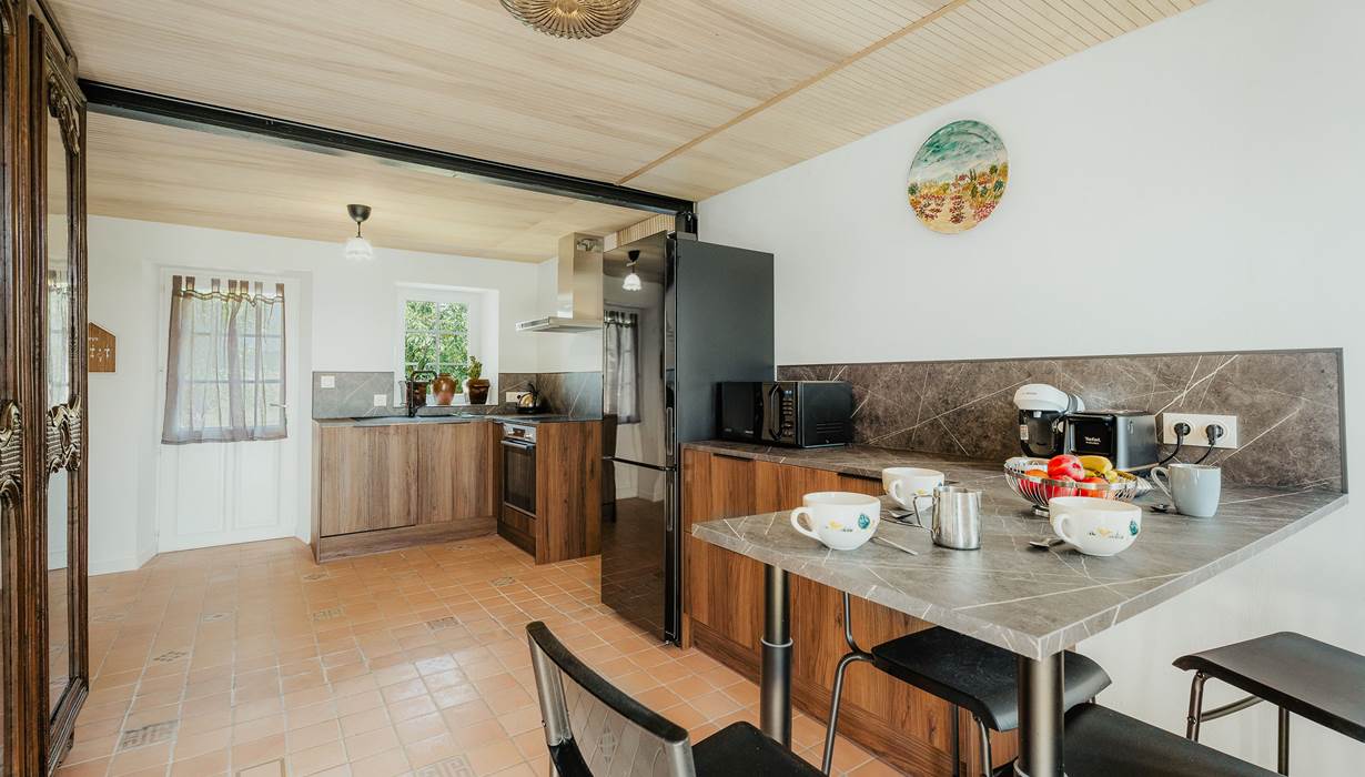 Autre vue de la grande cuisine Gîte lande de Bruyère