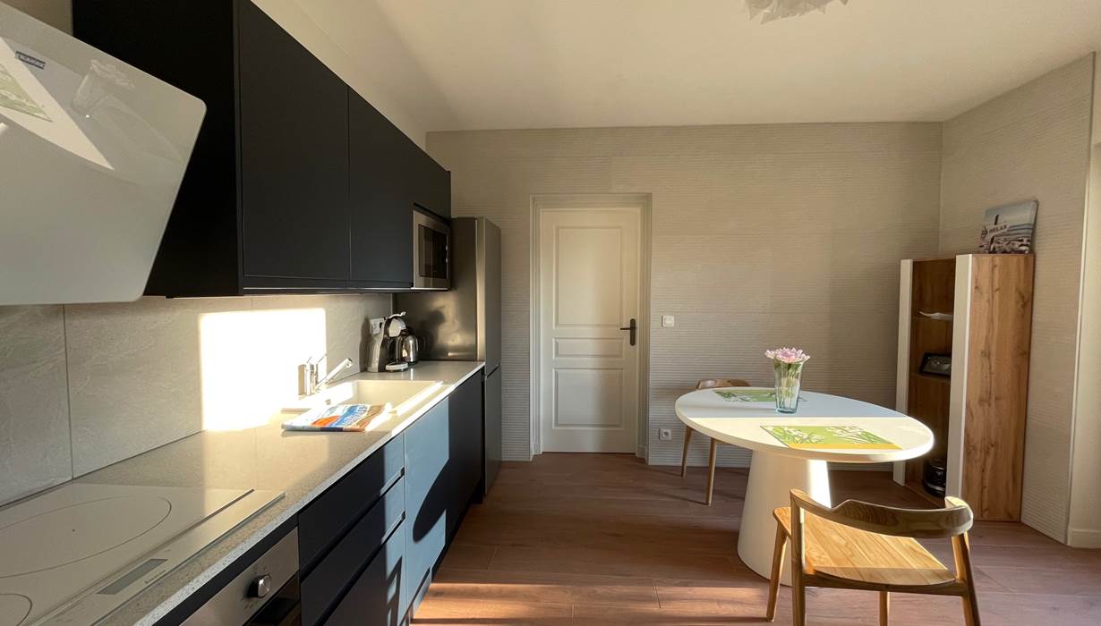cuisine-salle-a-manger-appartement-couple-sejour-vacances-baden-bretagne-sud