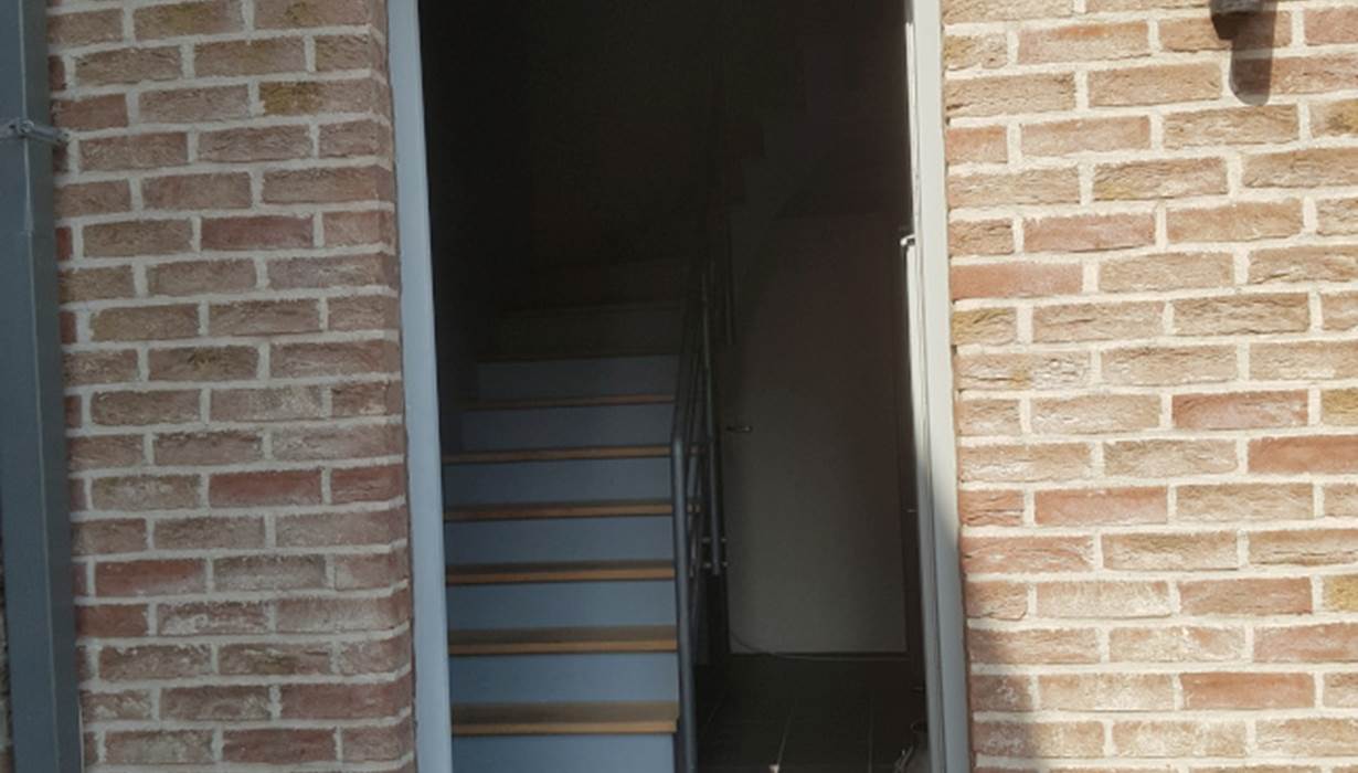 Entrée indépendante de l'appartement, situé au premier étage, boite à clés pour un accès autonome en cas d'absence des propriétaires.