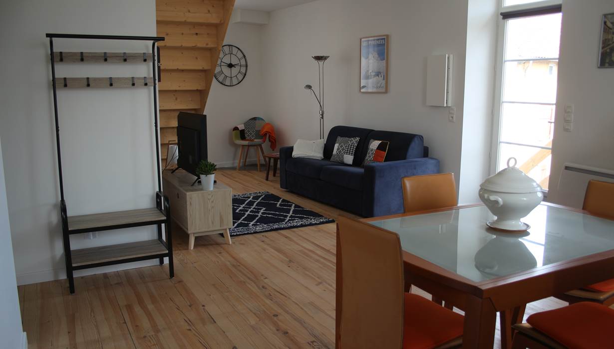 Gîte du canal : Coin repas et salon.