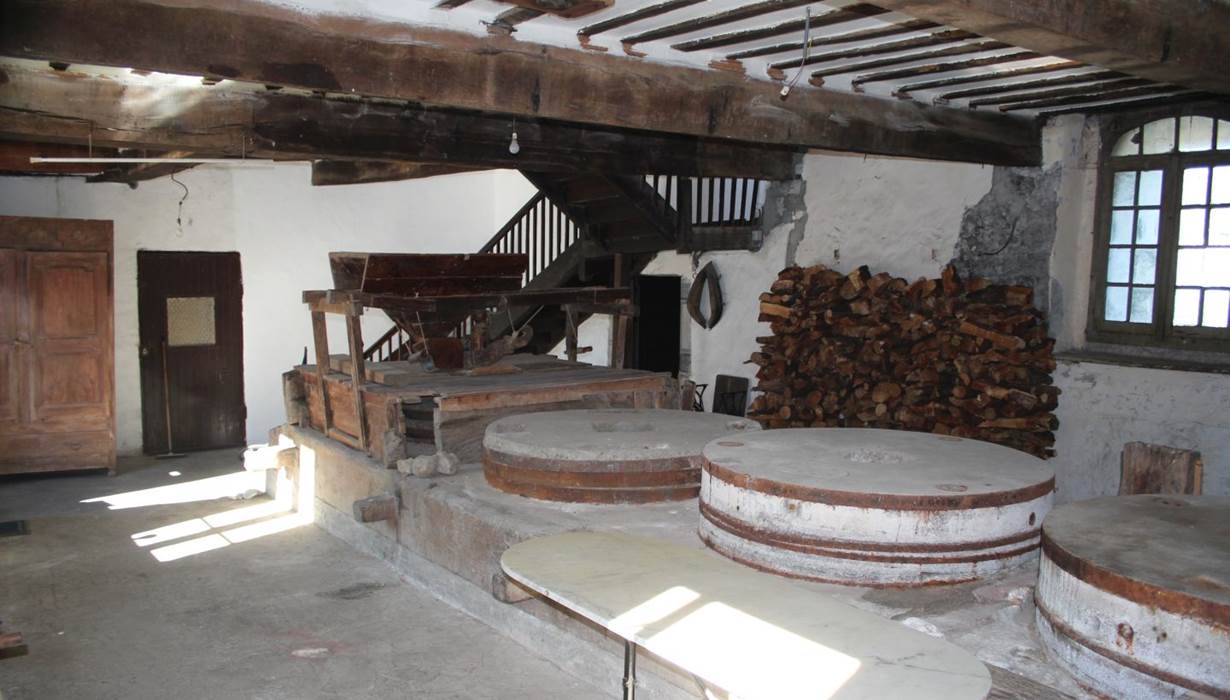 Gite du Moulin : Rez-de-chaussée avec les meules à farine.