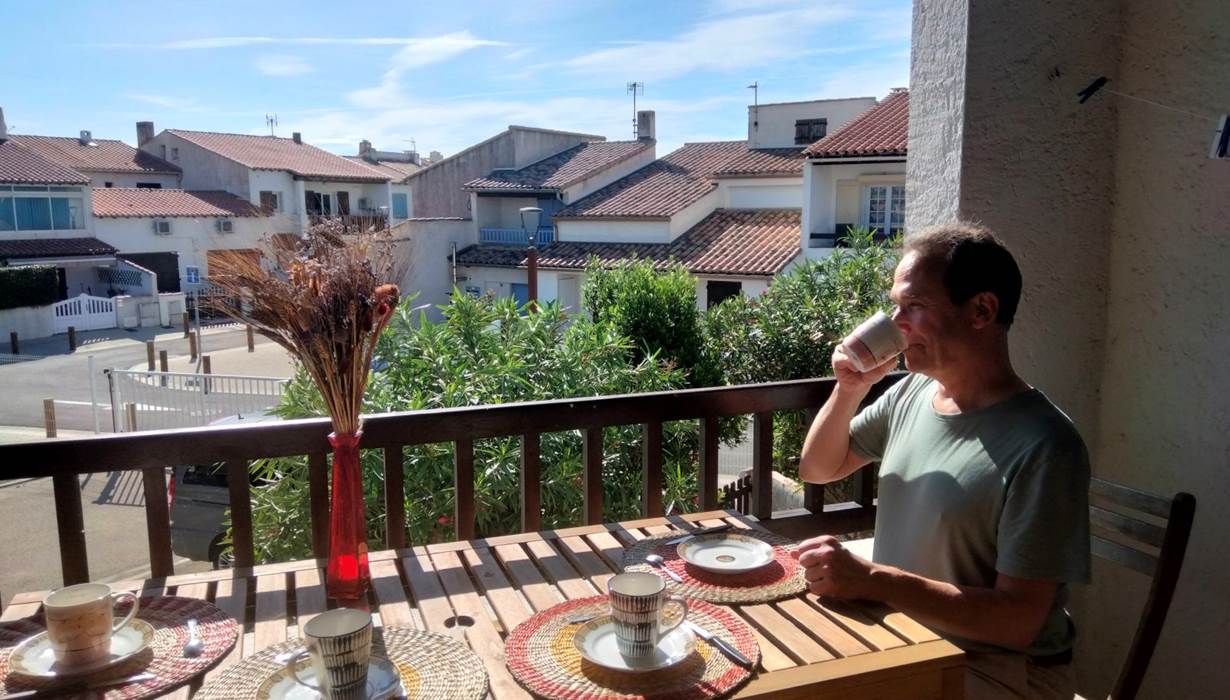Petit déjeuner sur la terrasse ensoleillée