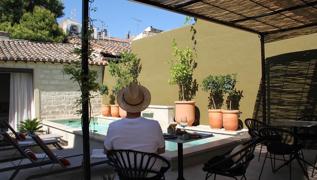 A l'ombre de la pergola se détendre, lire, prendre l'apéro