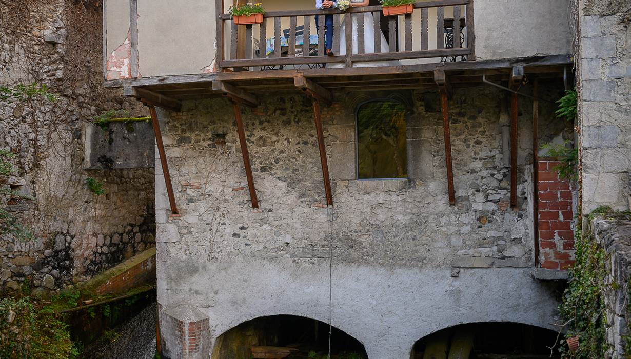 Gïte du moulin : la galerie surplombant le canal à l'arrière de la maison.